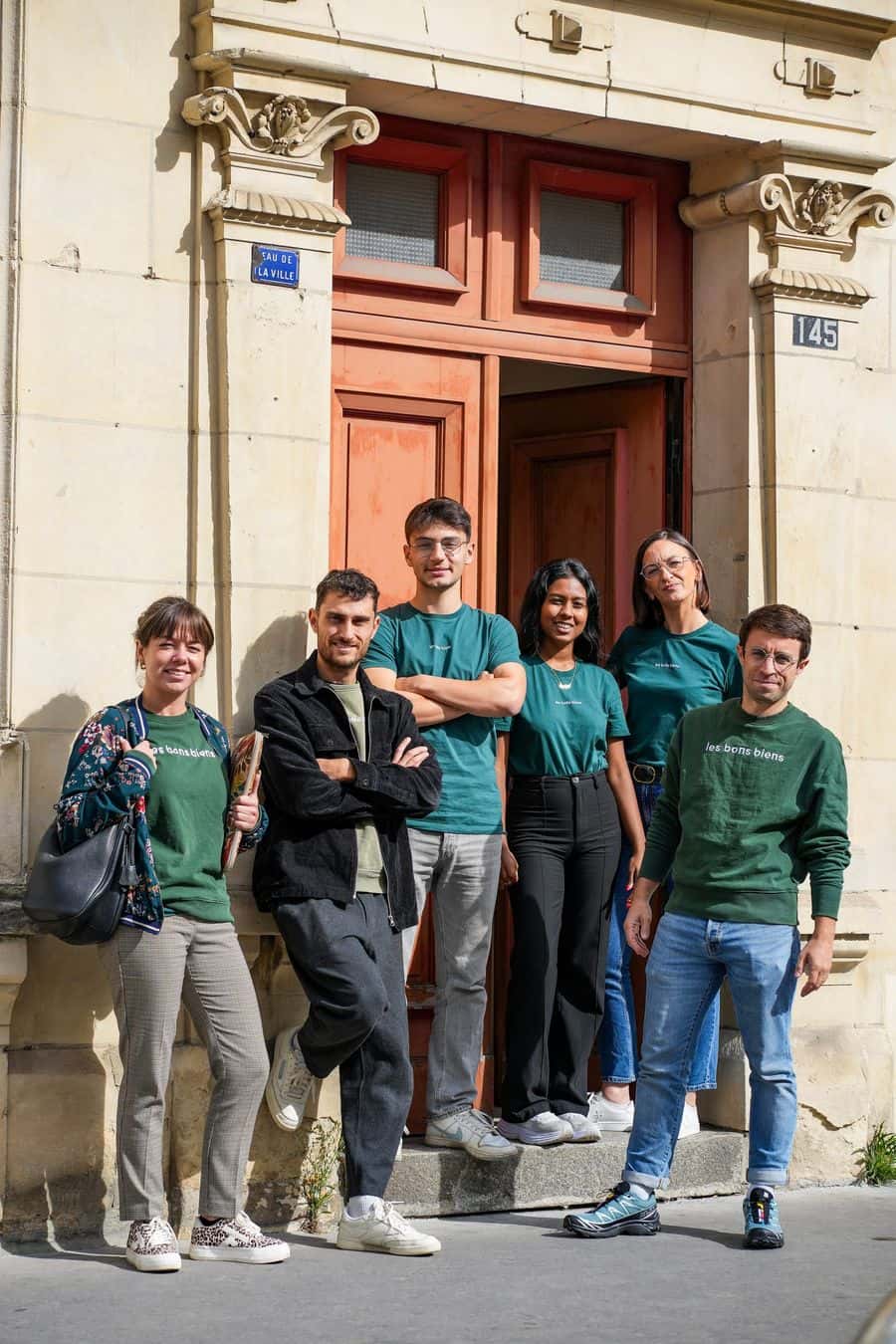 L’équipe Les Bons Biens devant l’agence à Caen