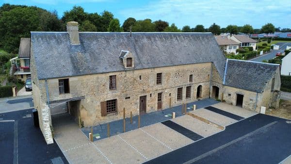Ensemble immobilier à rénover – À deux pas de Bayeux — photo 1 sur 2