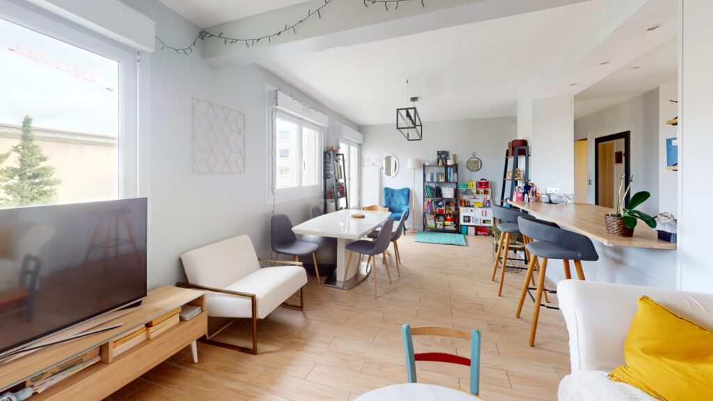 Salon-salle à manger lumineux style scandinave avec bar en bois, parquet clair et grandes fenêtres