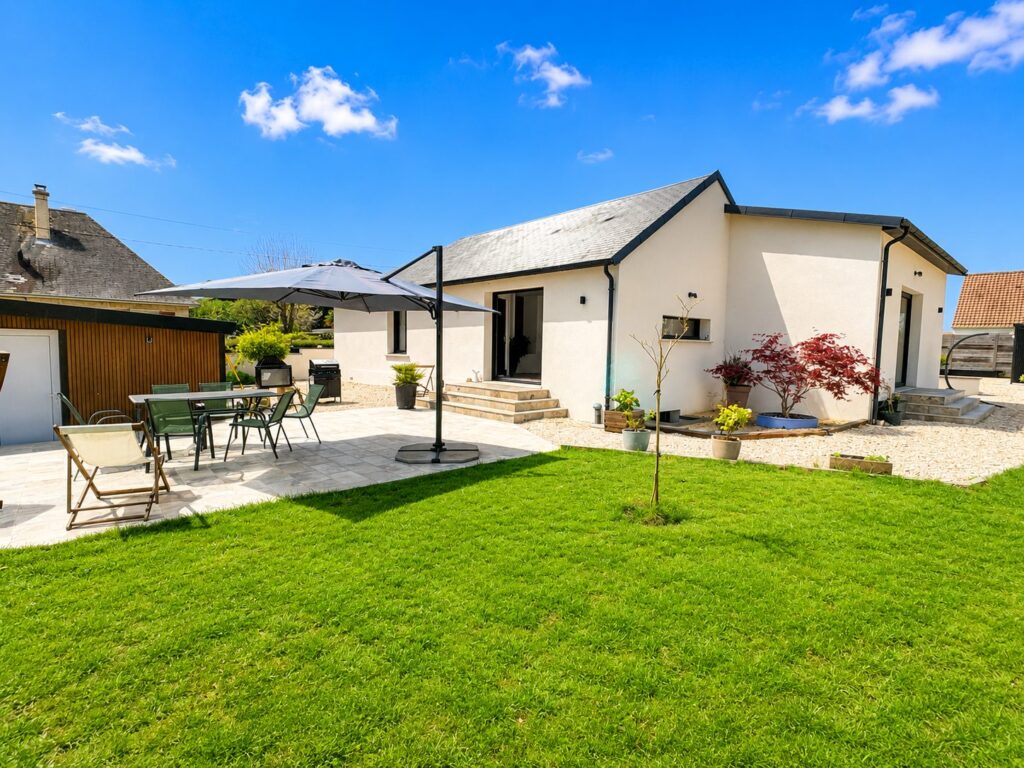 Maison contemporaine de plain-pied avec terrasse aménagée et jardin verdoyant